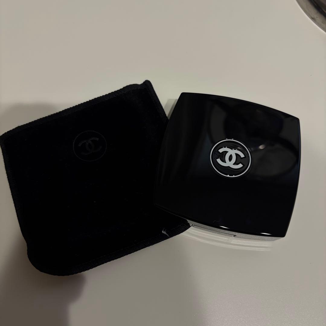 Chanel アイシャドウ 322 ブラーリー　グレー