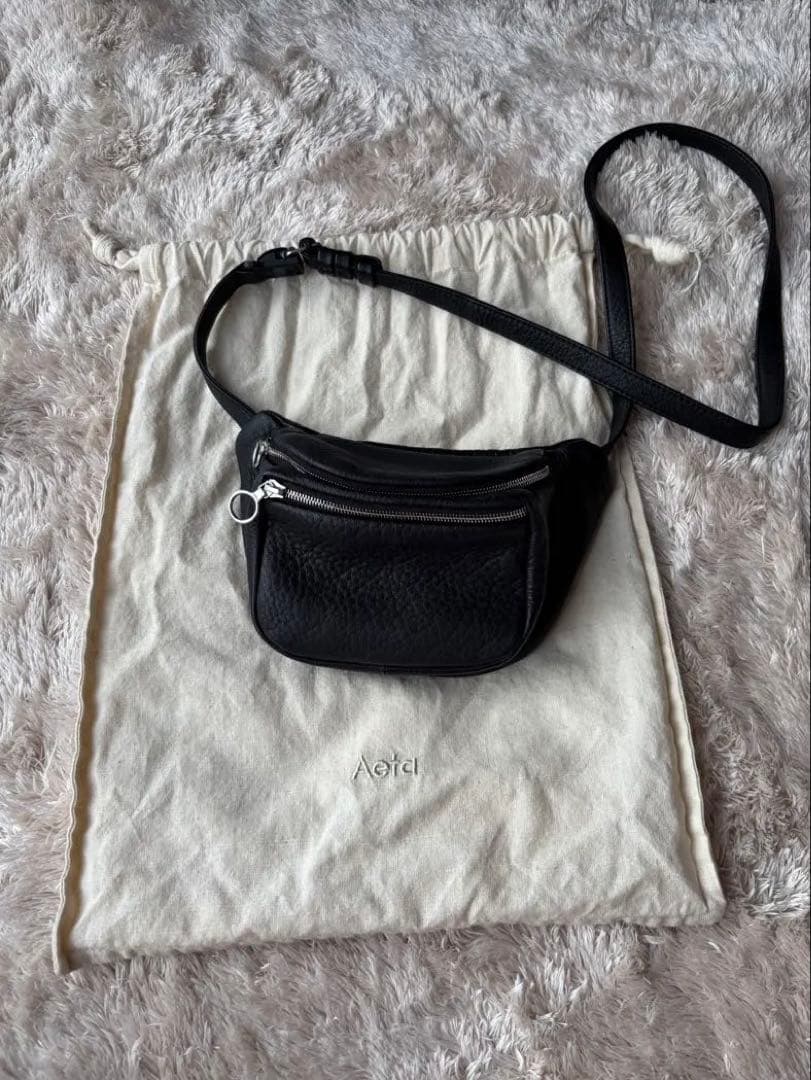 AetaブラックレザーボディバッグS