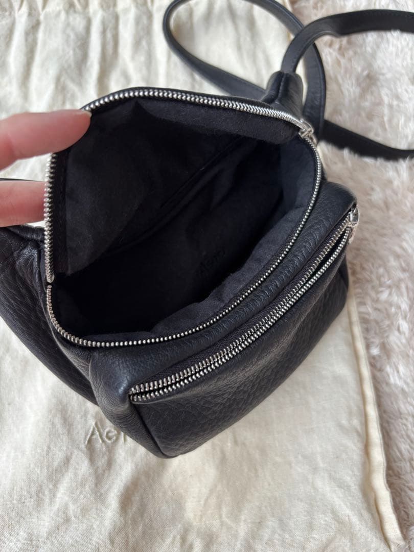 AetaブラックレザーボディバッグS