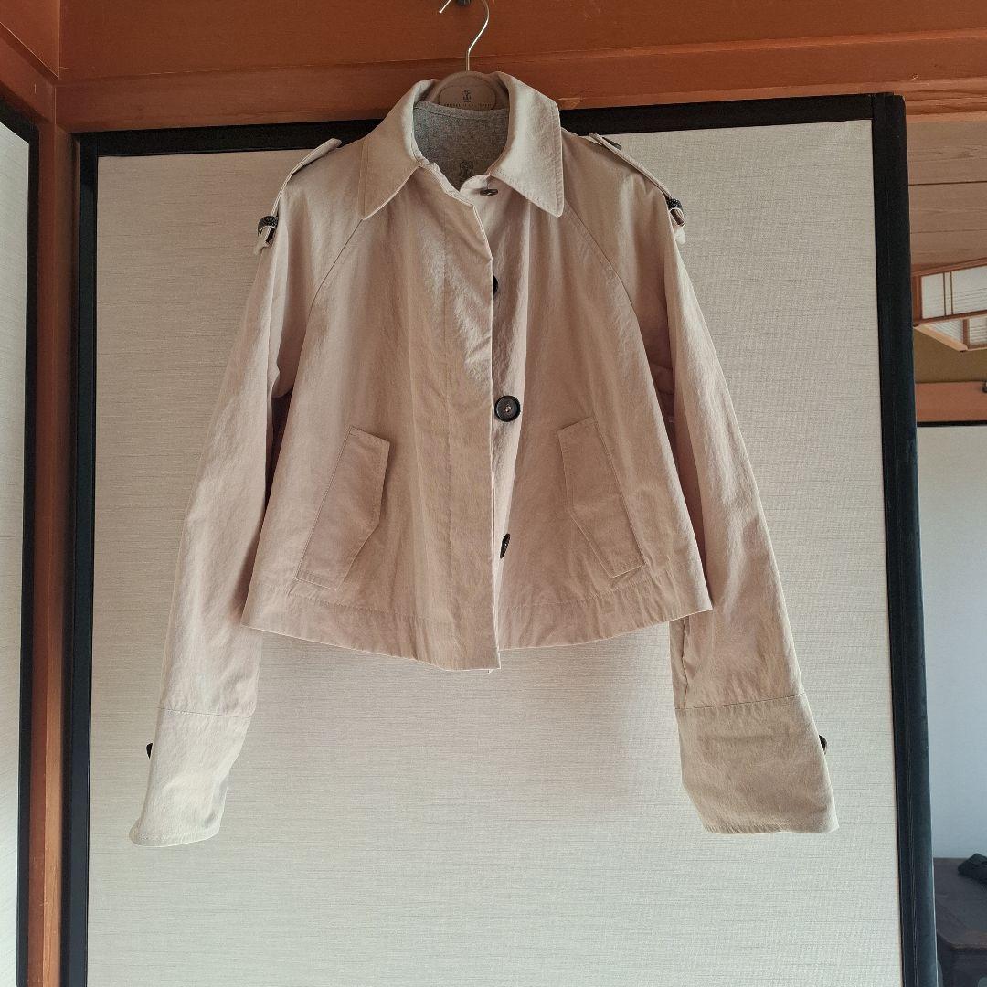 ベージュ ボタン付きショートジャケット