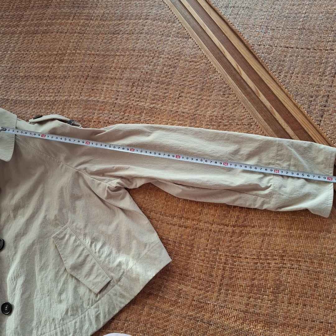 ベージュ ボタン付きショートジャケット