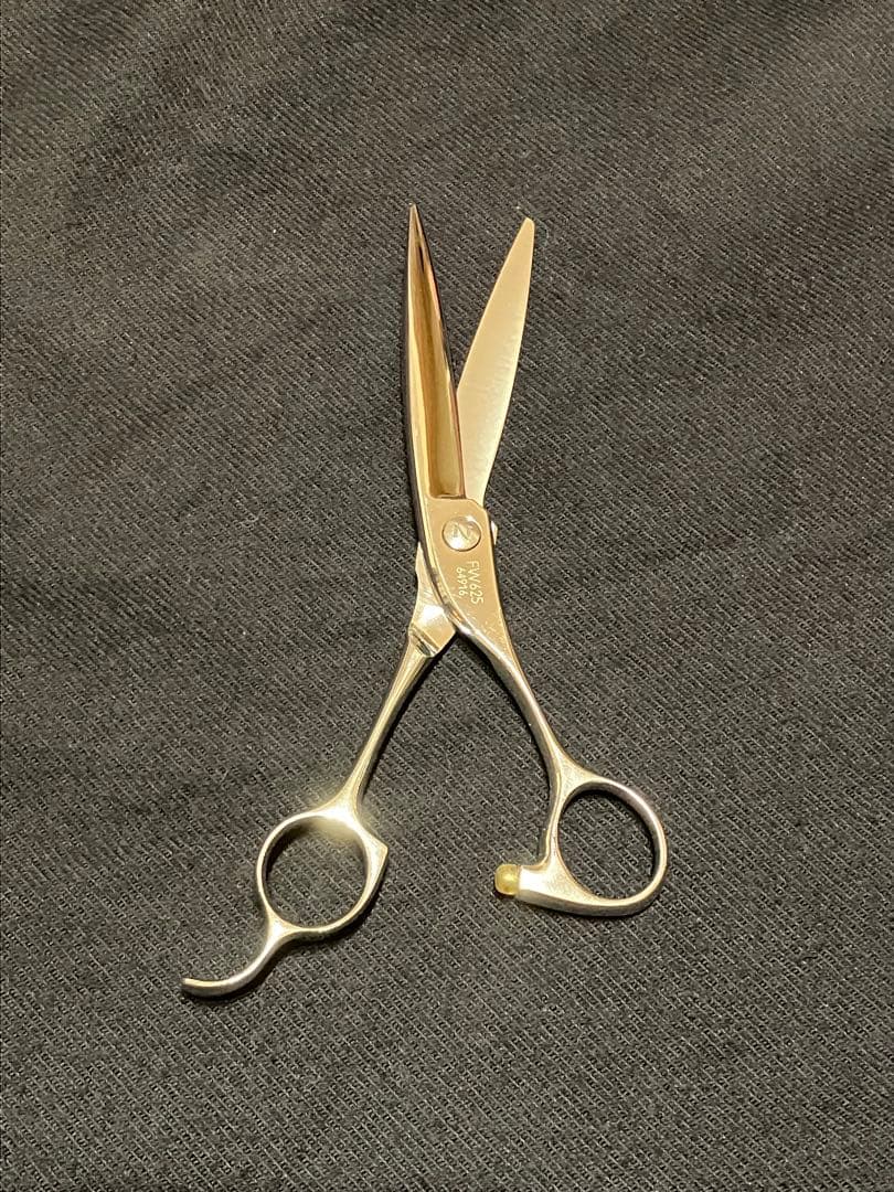 3．美容シザー　NAVI