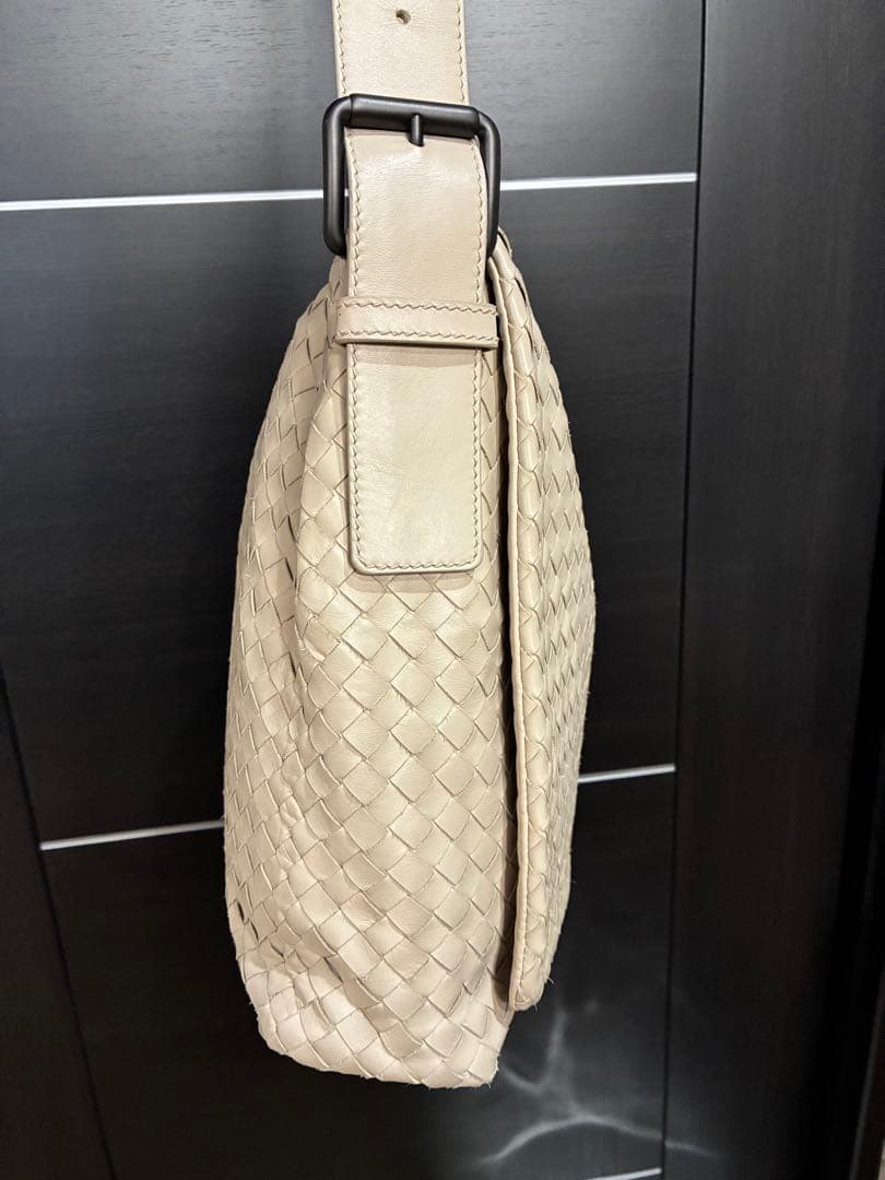 [美品]ボッテガヴェネタイントチャートメッセンジャーバック希少アイボリー