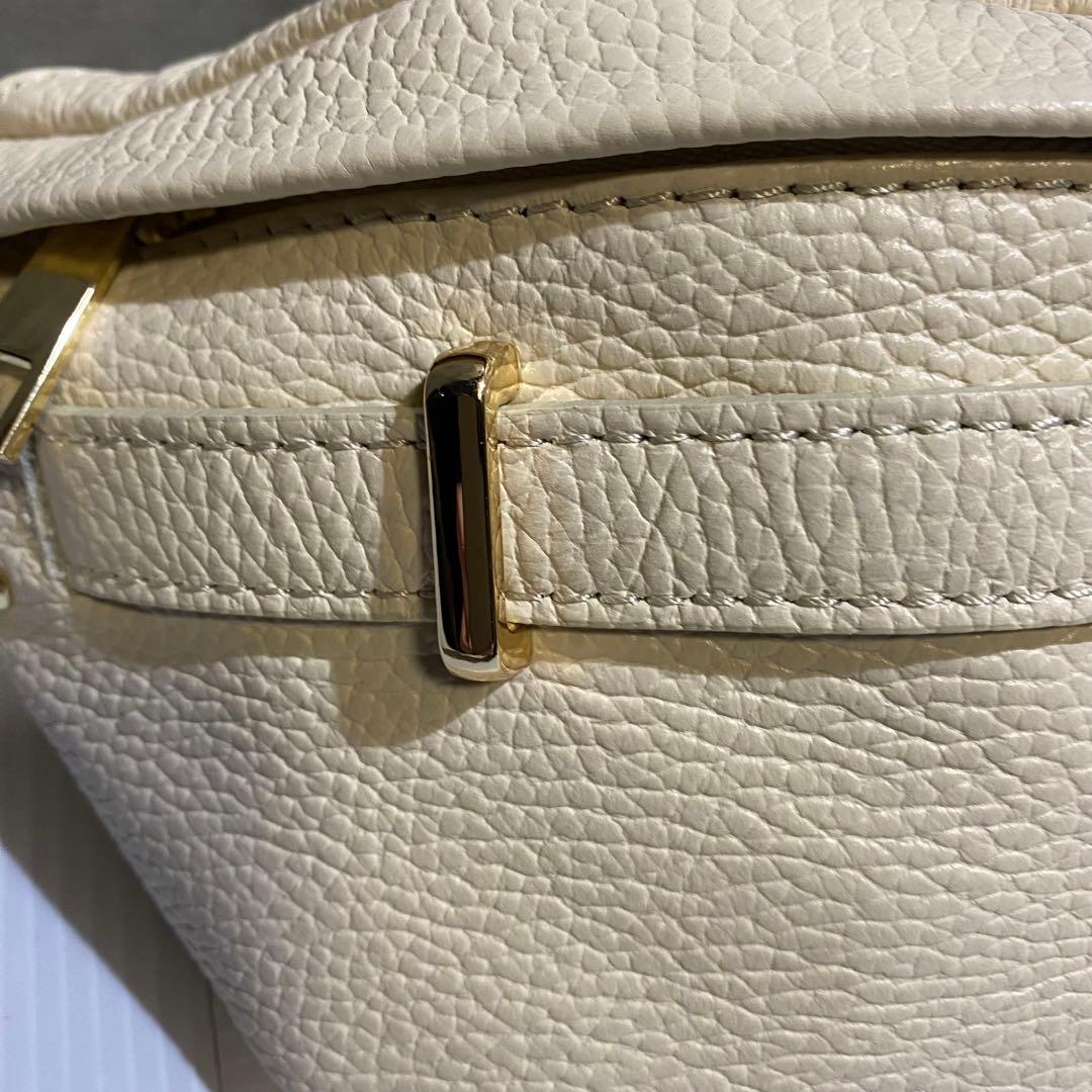 【極美品】AULENTTI　金具付きレザーボディバッグ　ベージュ