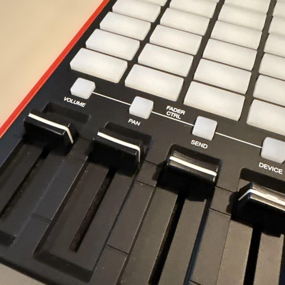 AKAI APC mini MK2 MIDIコントローラー