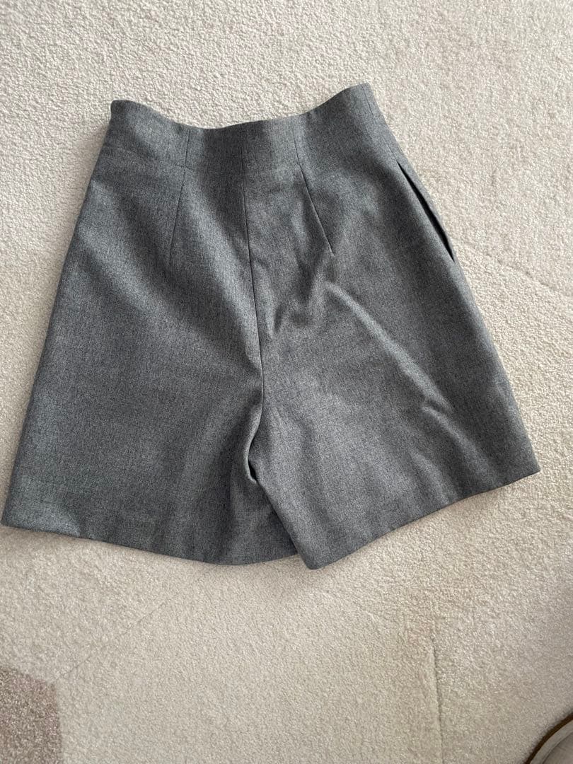 FOXEY グレー ハイウエストショートパンツ