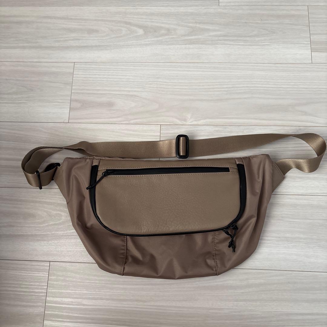 レザーフラップジップショルダーバッグ/ボディバッグ　ベージュ　イアパピヨネ