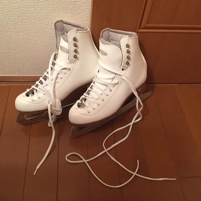 フィギュアスケートシューズ