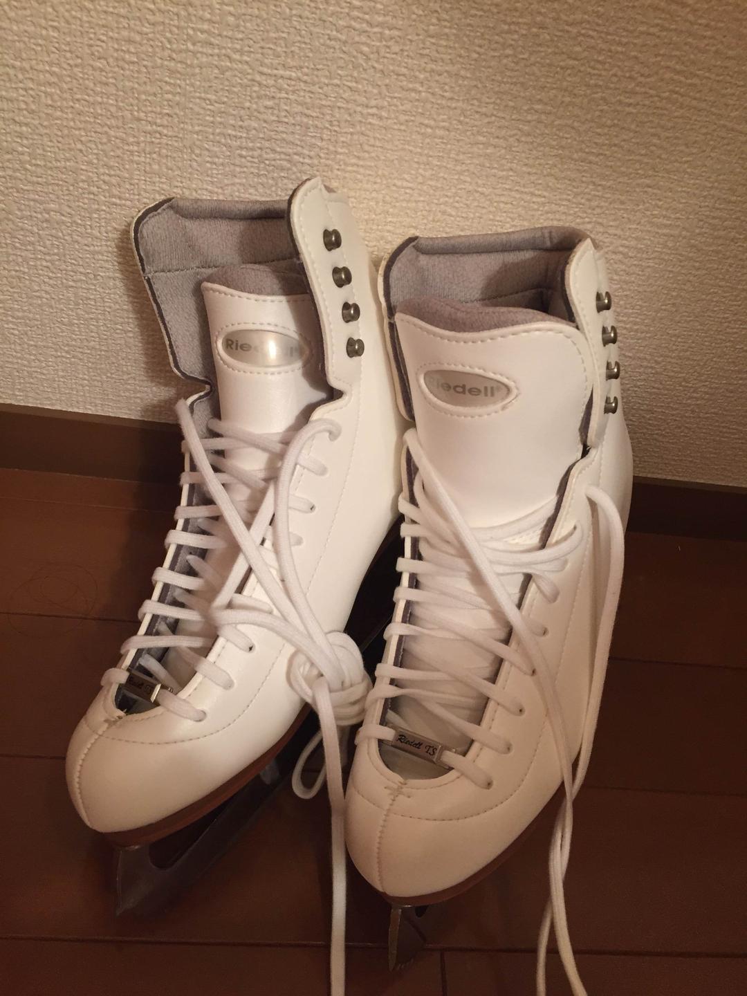 フィギュアスケートシューズ