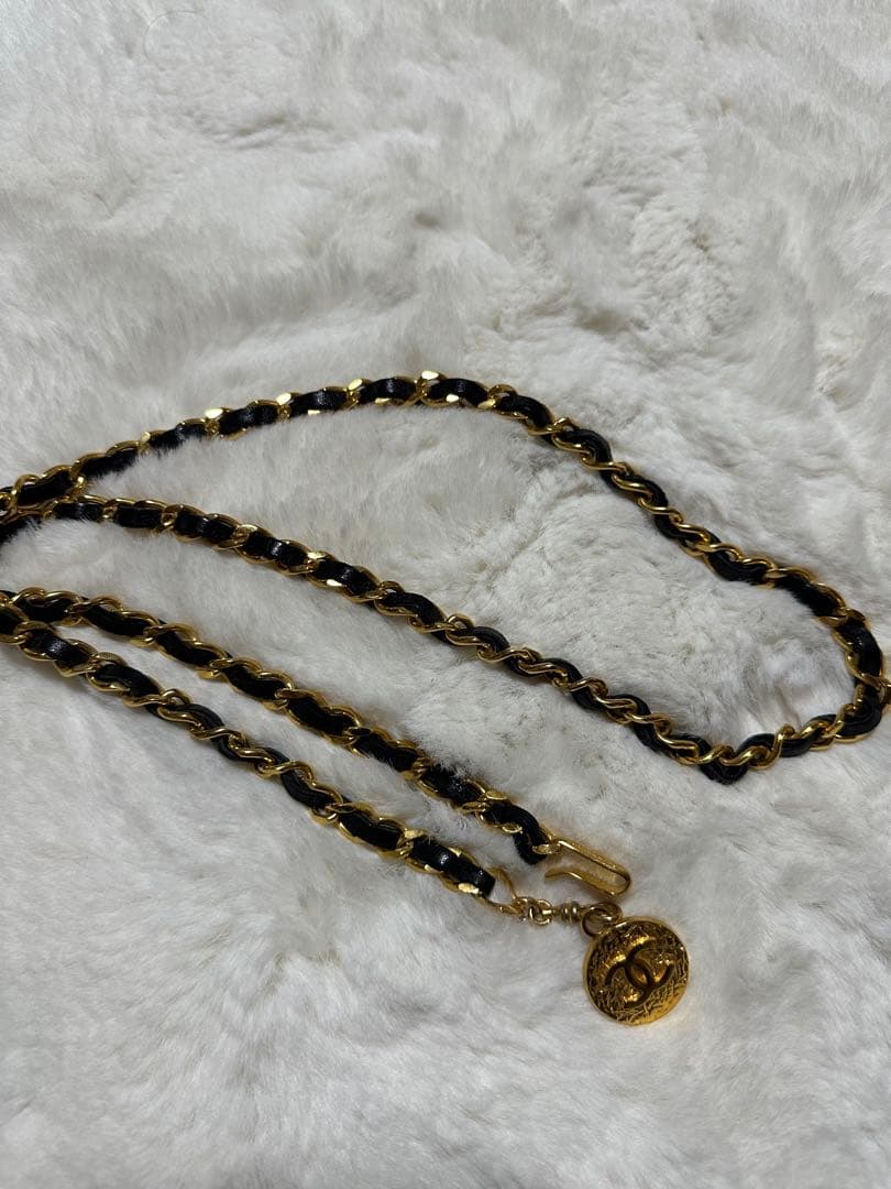 CHANEL ヴィンテージ黒金 チェーンベルト ロゴチャーム付き