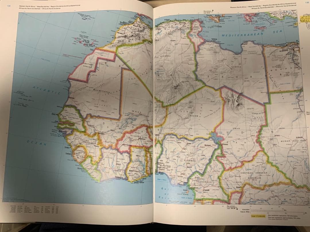 The New International Atlas ハードカバー 地図