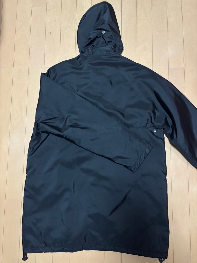 フード付き黒ナイロンジャケット