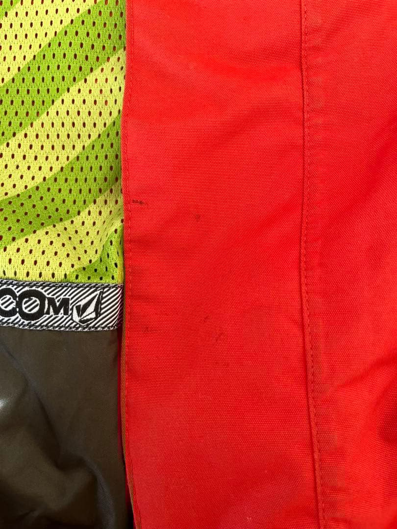 VOLCOM★赤、黒 スノーボードウエアーS子供用 上下セット