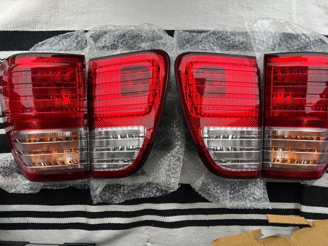 ランクルシグナス　中期　純正テールランプ