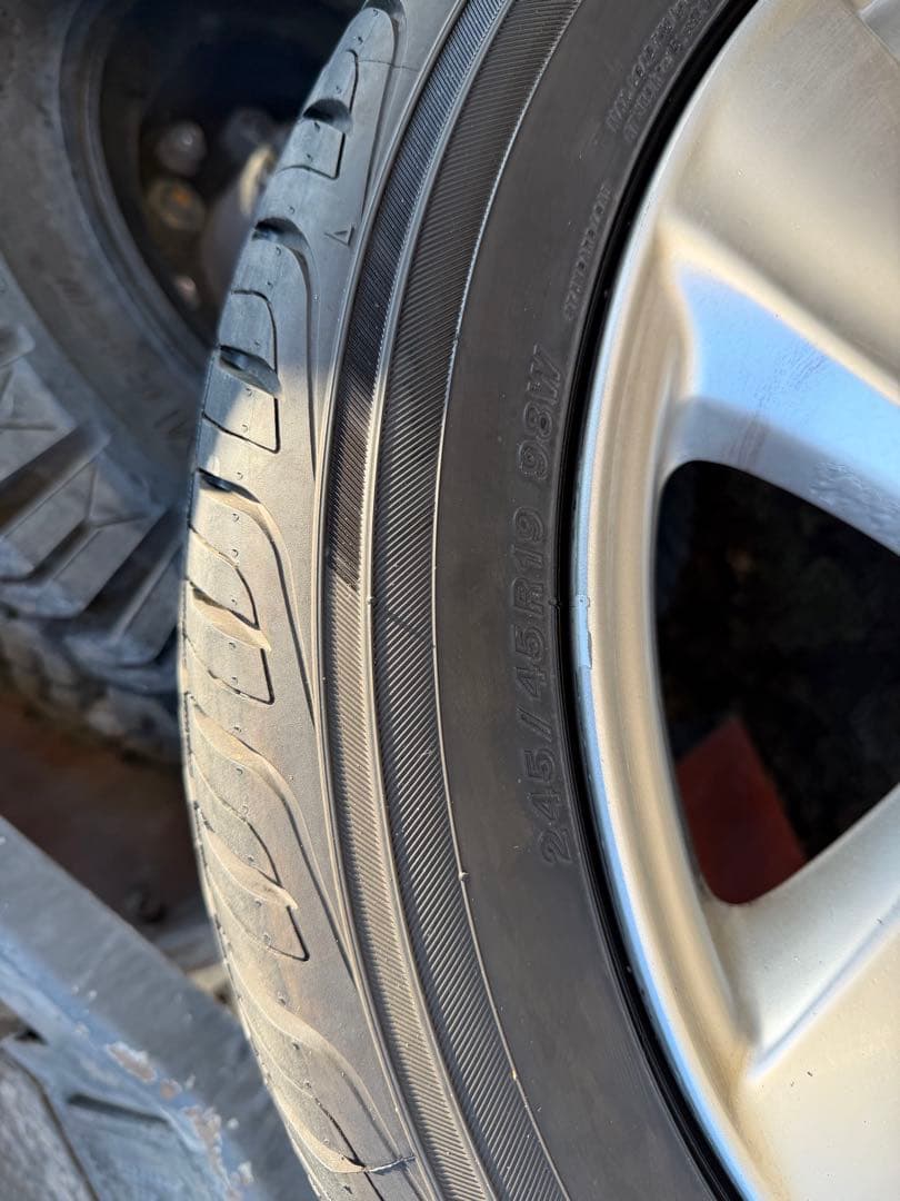 レクサスのタイヤサイズ245/45/R19