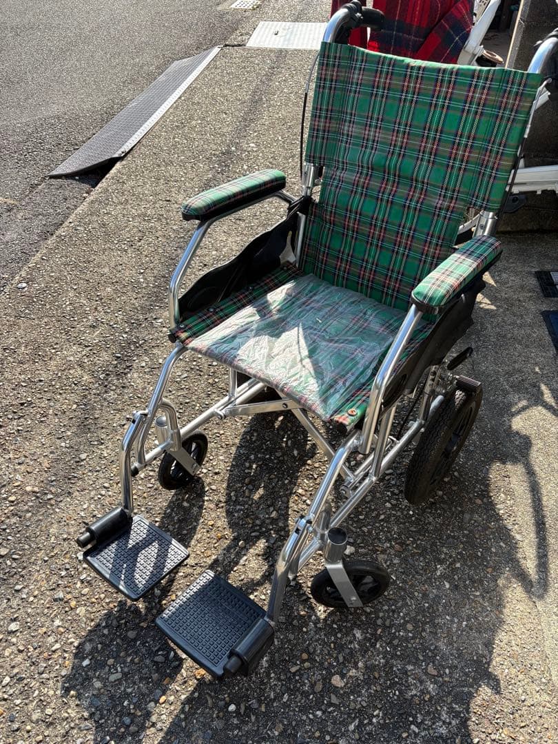 送料無料　KADOKURA　カドクラ　自走介助兼用車椅子　A103-AKG