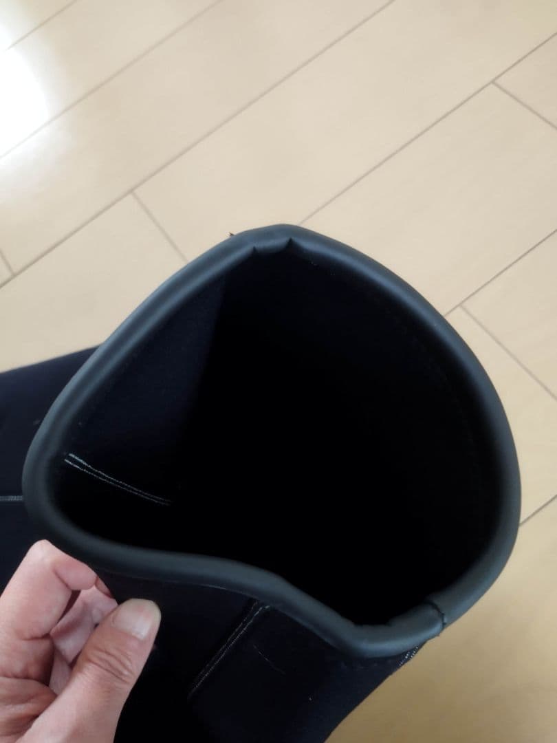 ウェットスーツ 稲妻ロゴ付き