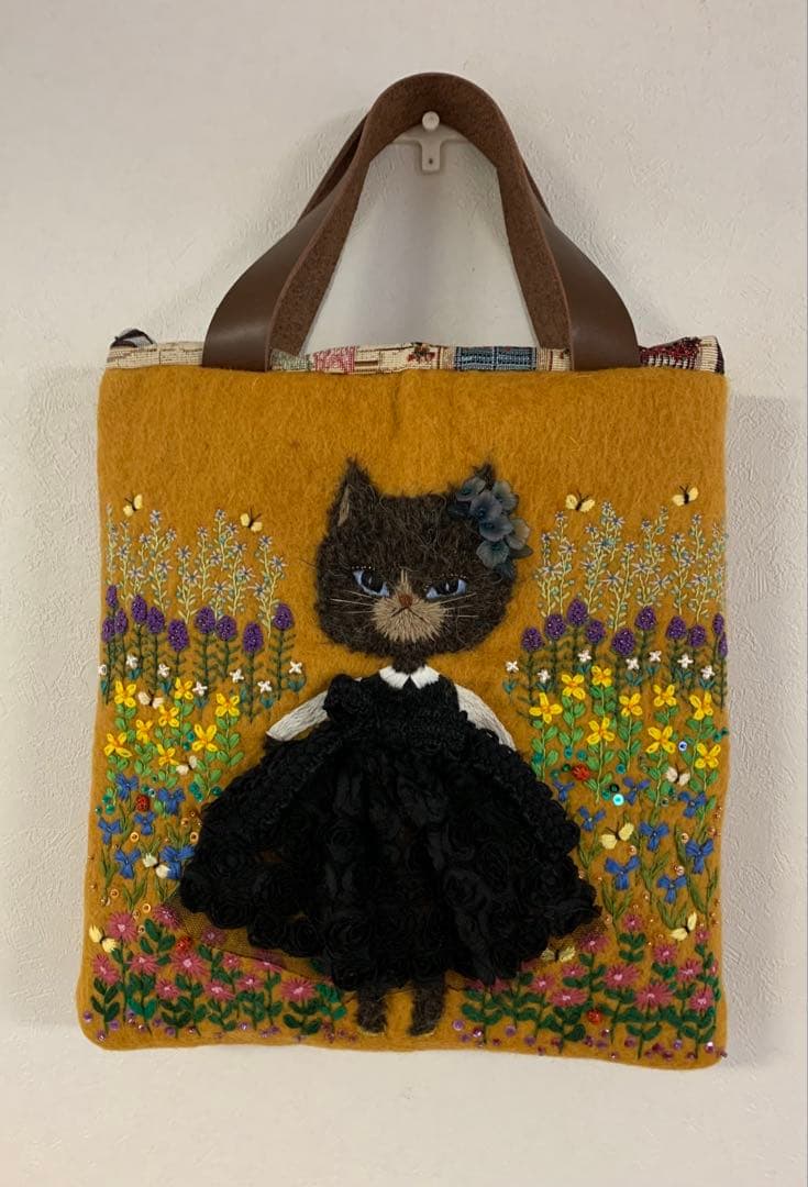 猫さんとお花畑　羊毛フェルト生地のバッグ