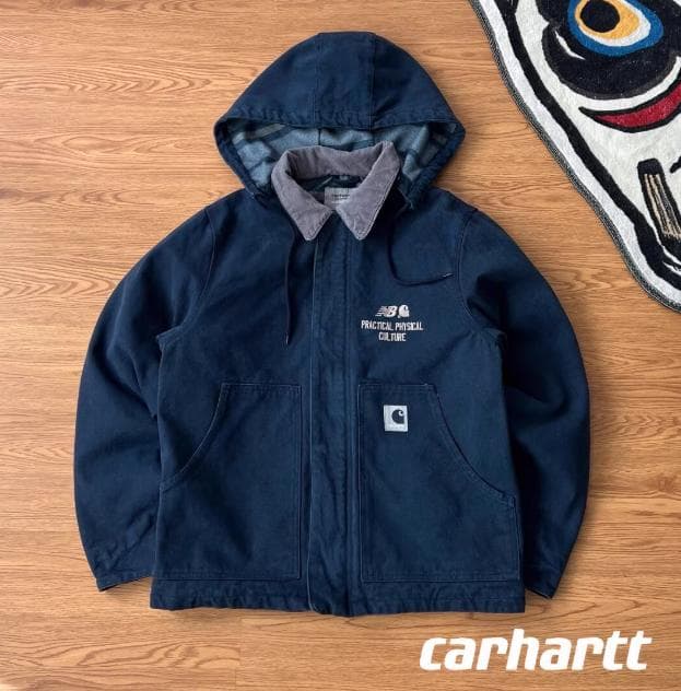 New Balance × Carhartt WIPフード付きネイビージャケット