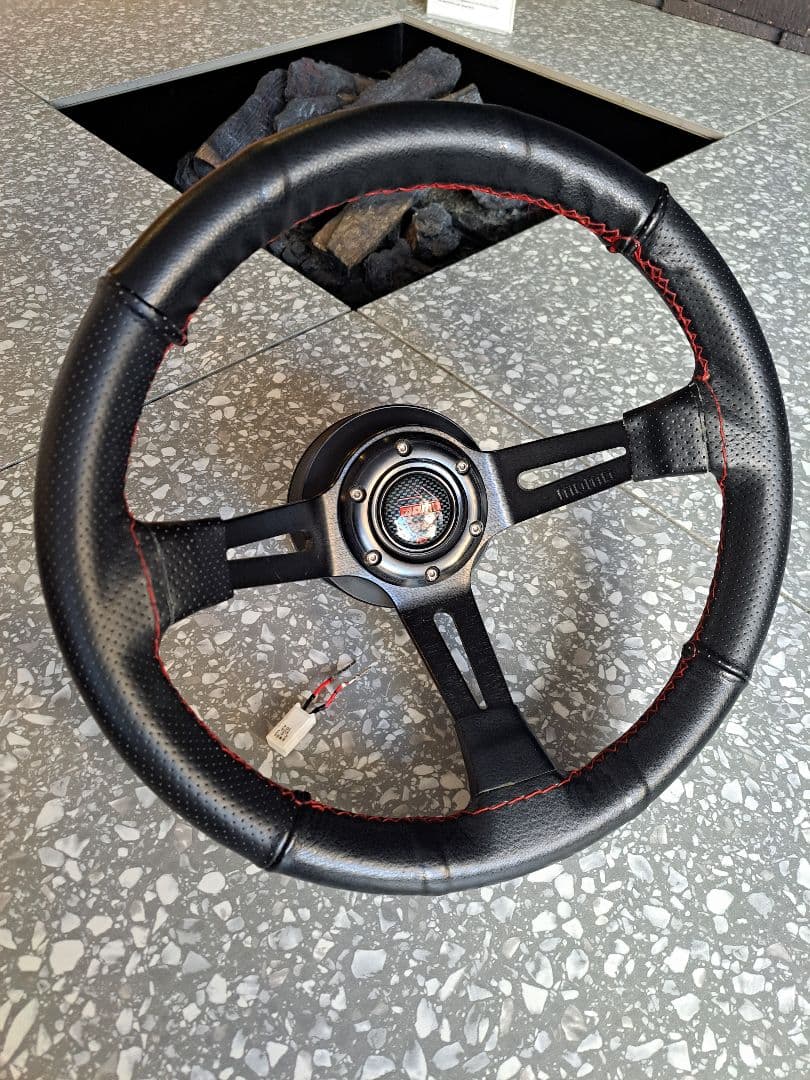 MOMO 本革ステアリング 　ダイハツ用ボス付き