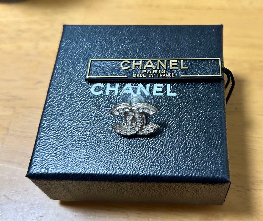 美品　CHANEL ロゴピアス ボックス付き