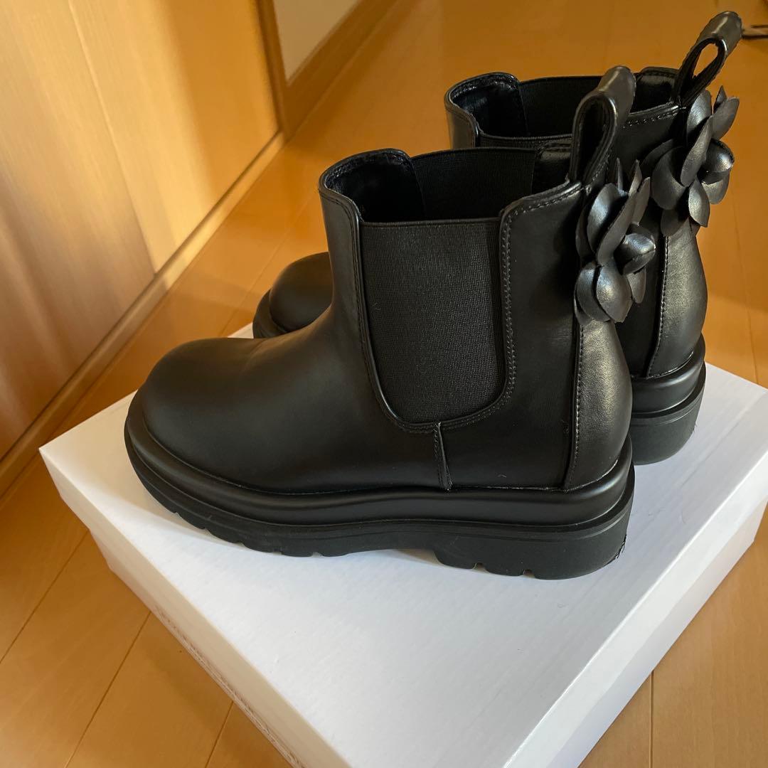 くっきー‼︎お値下げ‼︎インゲボルグ カメリア付きサイドゴアブーツ　S 黒