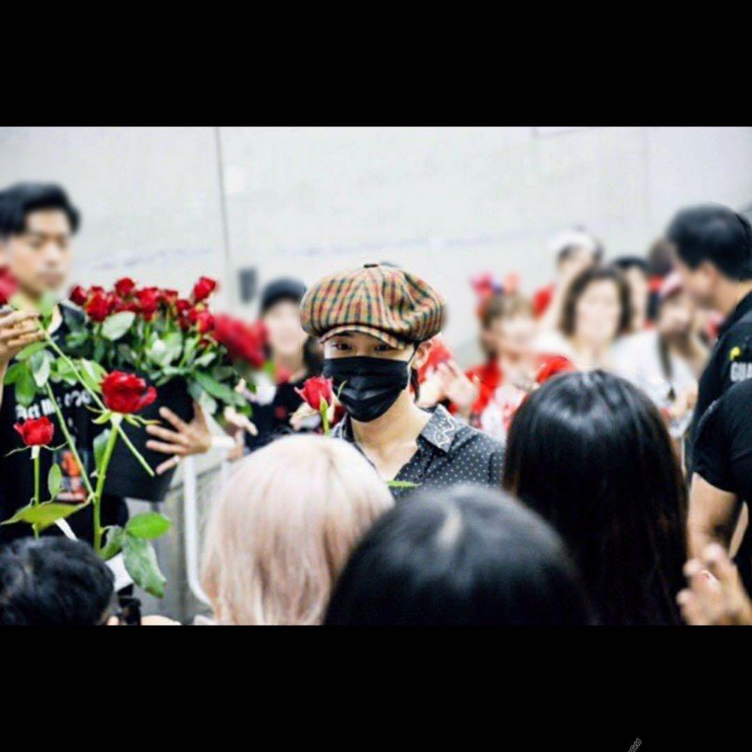 BIGBANG G-DRAGON オフィシャル出待ち　プレゼントのバラ