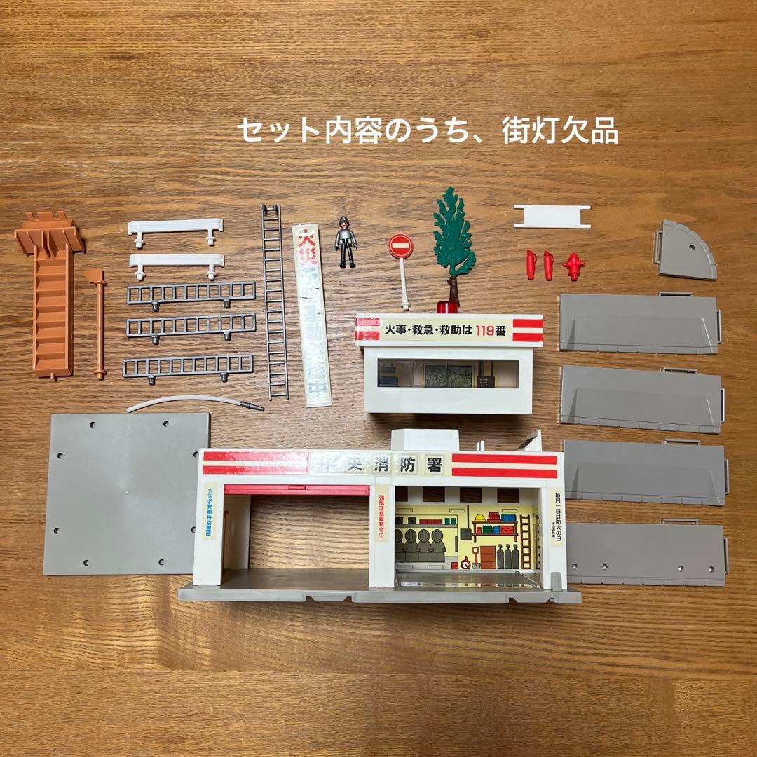 に*)様 トミカ タウン消防署+☆トミカ（消防車、救急車）、人形付き☆
