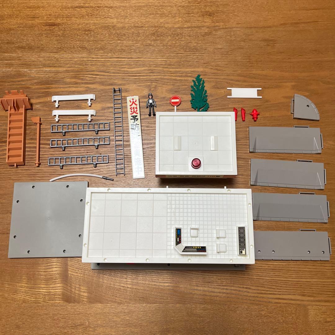 に*)様 トミカ タウン消防署+☆トミカ（消防車、救急車）、人形付き☆