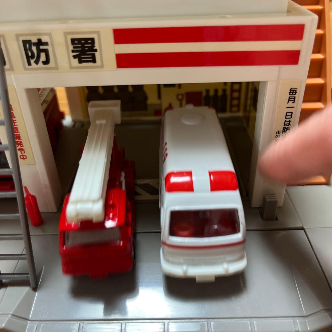 に*)様 トミカ タウン消防署+☆トミカ（消防車、救急車）、人形付き☆