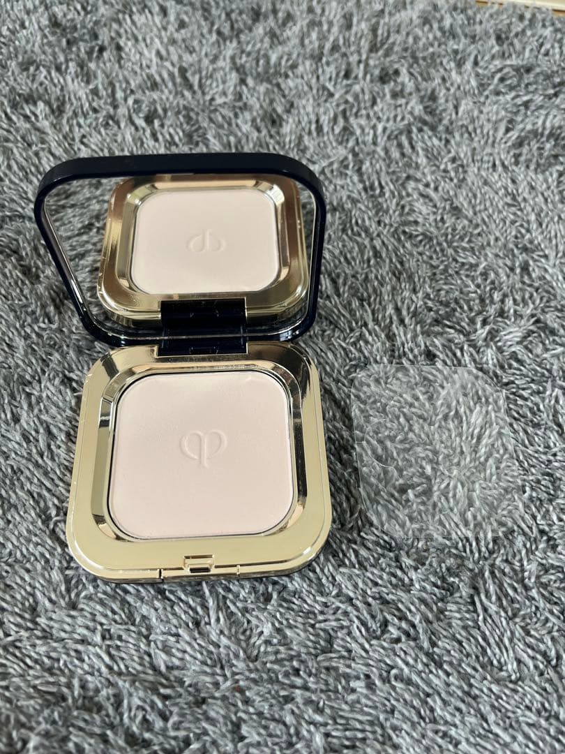 クレ・ド・ポー　ボーテ　プードルコンパクトエサンシエルn