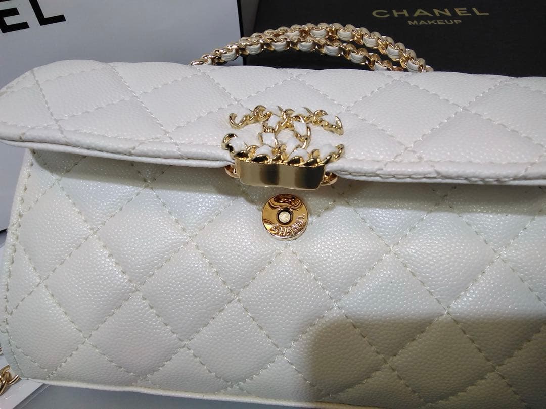 CHANEL〈シャネル〉ノベルティ　ホワイト ショルダーバッグ　ホワイトシャドー