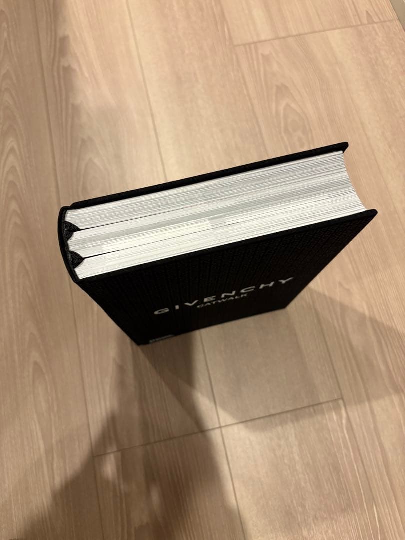 洋書　GIVENCHY CATWALK ジバンシィ
