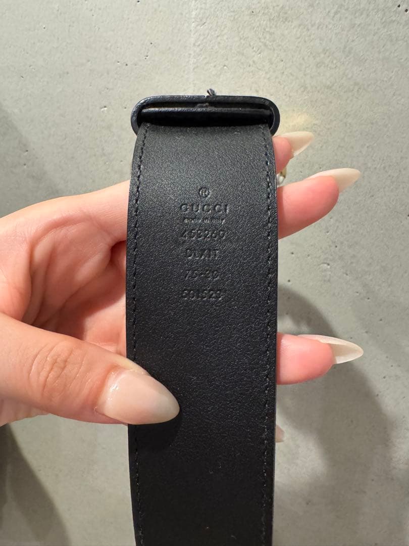 GUCCI ブラックレザーベルト パールバックル