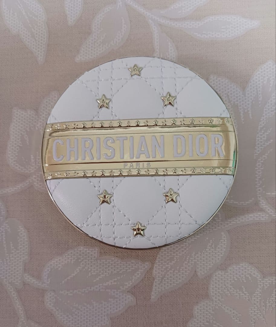 Dior ディオールスキン フォーエヴァー グロウルミナイザー 001