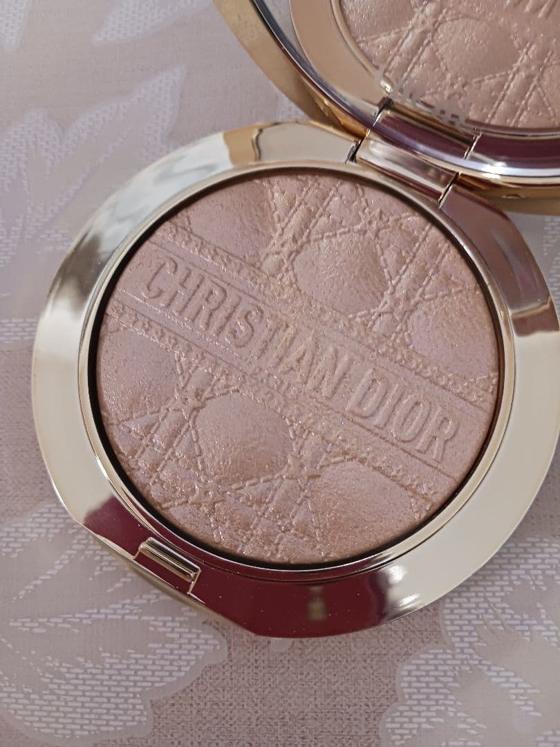 Dior ディオールスキン フォーエヴァー グロウルミナイザー 001