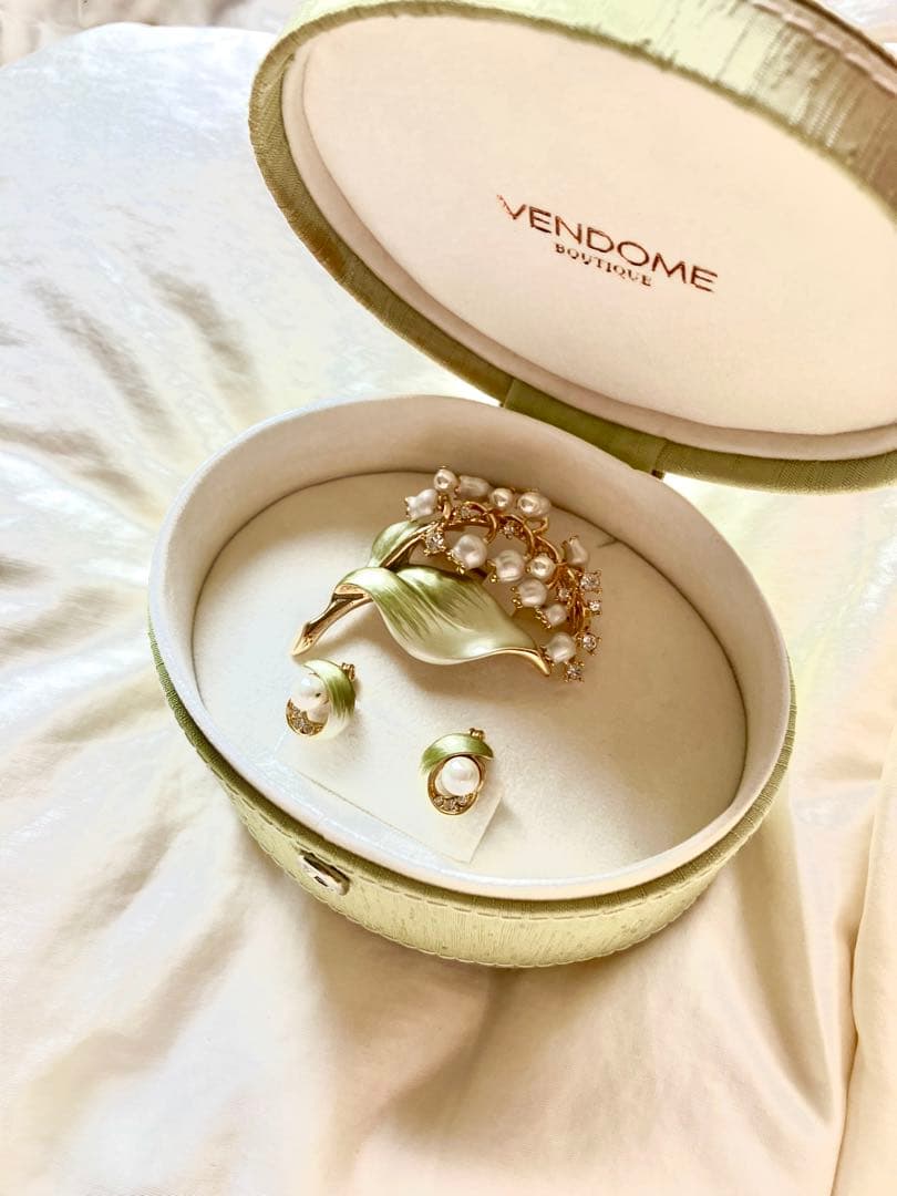 VENDOME スズランブローチ・イヤリングセット　刺繍ジュエリーBOX付き