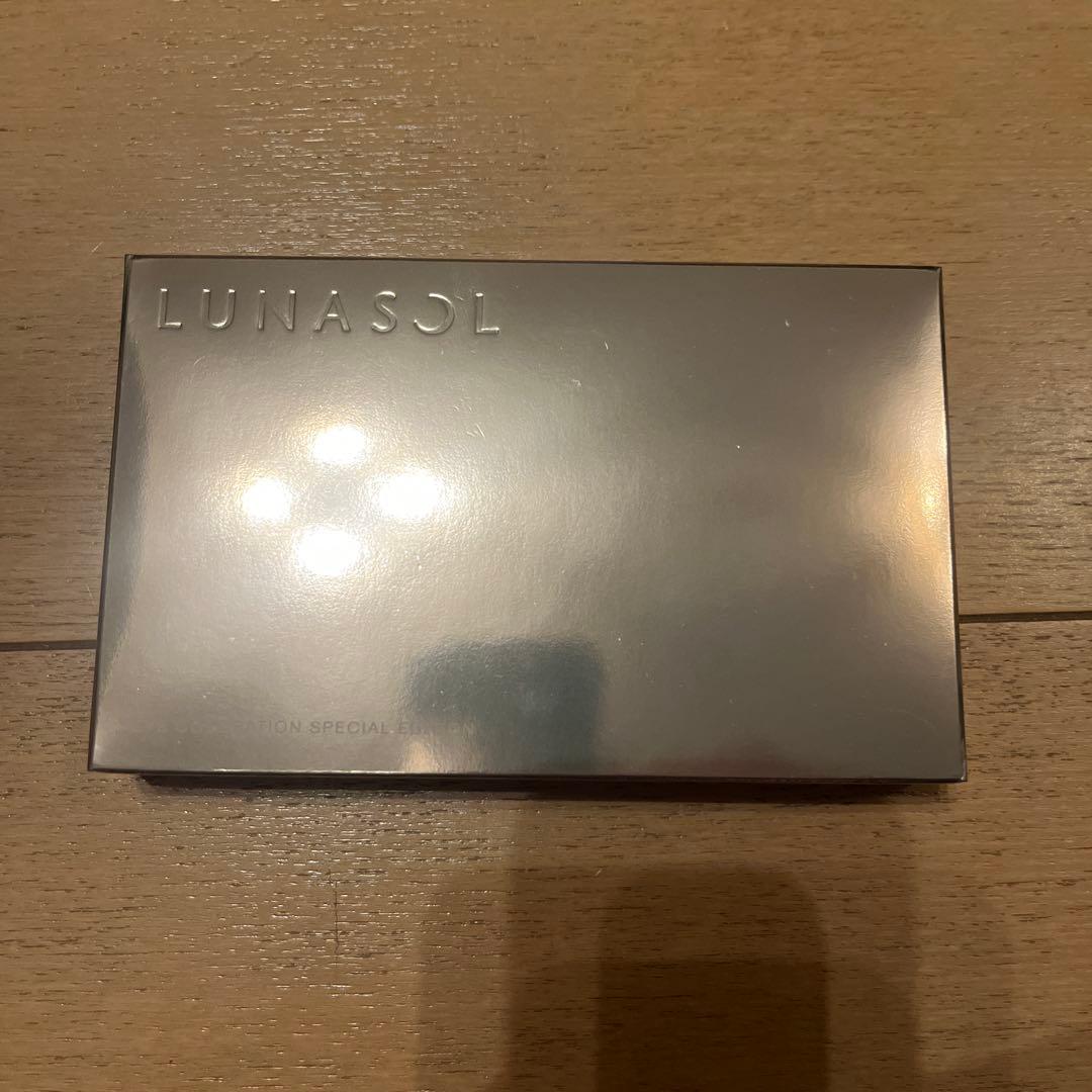 アイカラーレーション スペシャルエディショEX04 Beige in Bloom