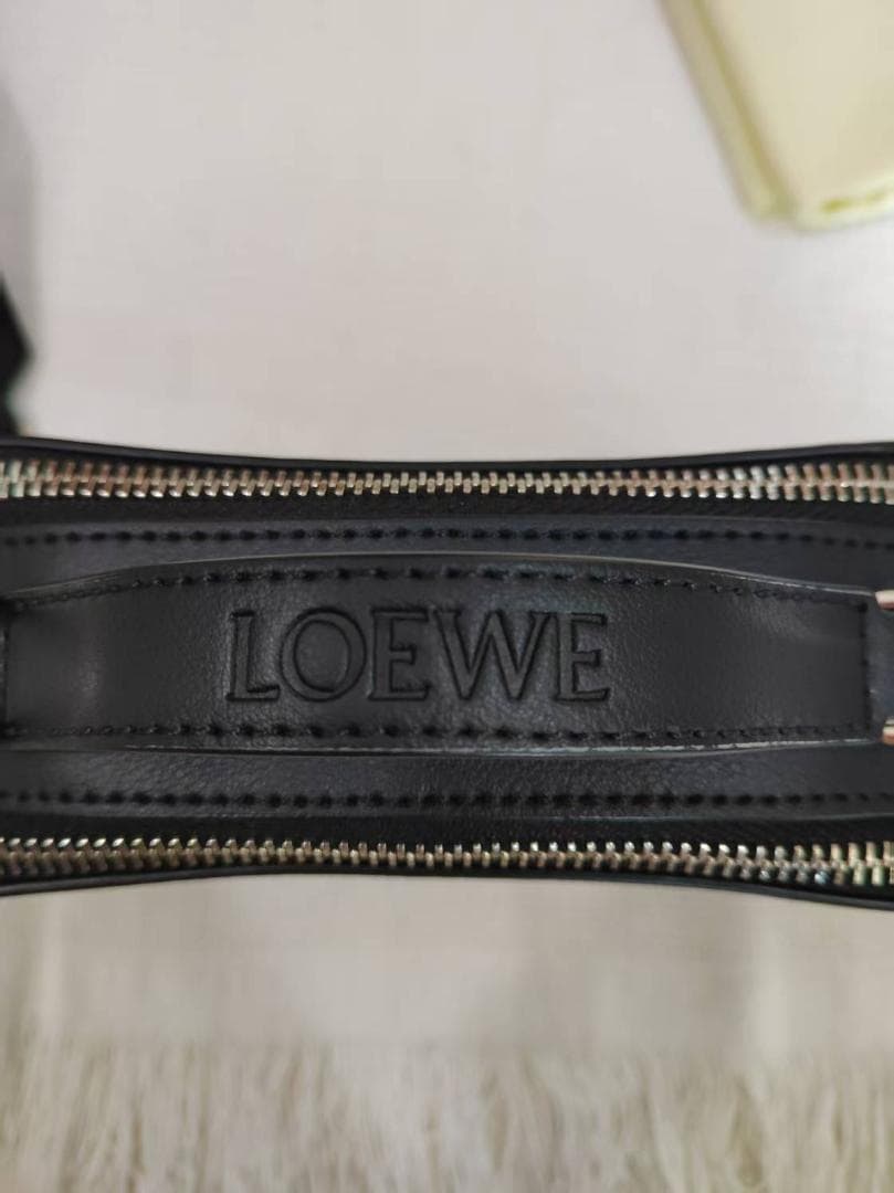 L☆OEWE ブラック ボディバッグ