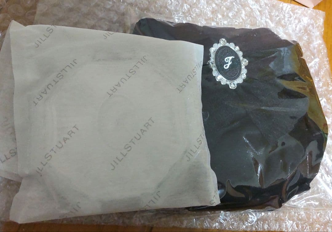 ２０ｔｈ アニバーサリー　ジュエルカラー コンパクト　ポーチ付き　完売品　レア