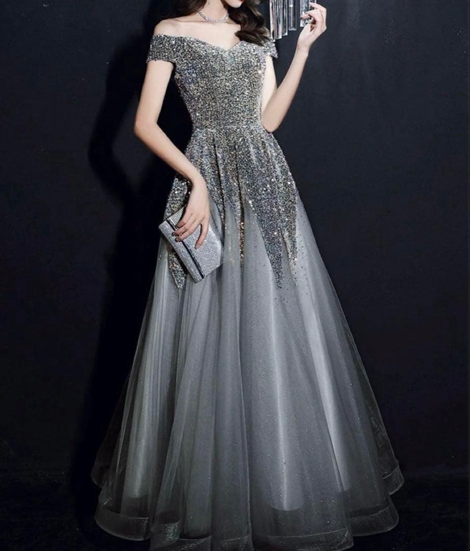 スパンコールのゴージャスなイブニングドレス♩.•