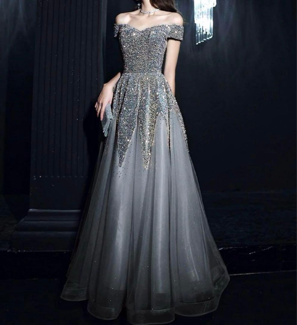 スパンコールのゴージャスなイブニングドレス♩.•