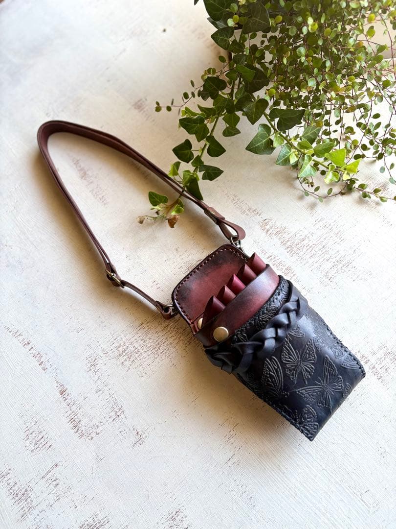 手染めレッドブラウン、蝶型押しブラックの蓋付きコンパクトシザーケース