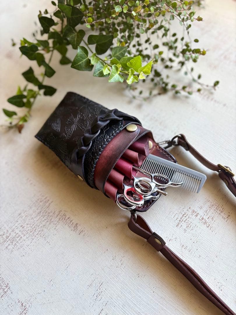 手染めレッドブラウン、蝶型押しブラックの蓋付きコンパクトシザーケース