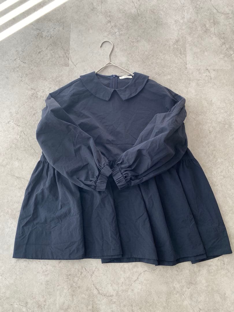 美品　yori ネイビー フラットカラーティアードブラウス　紺　ヨリ