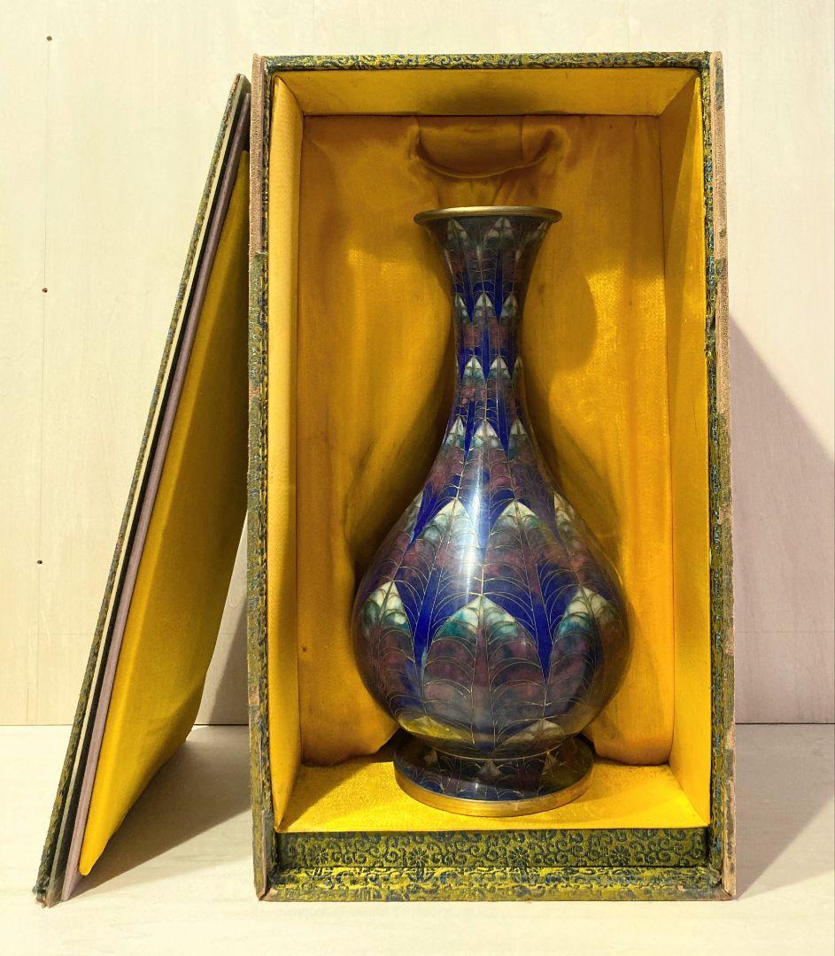 七宝の壺花瓶 ●品のある落ち着いた色彩の絵付け 高さ３１．５cm ●