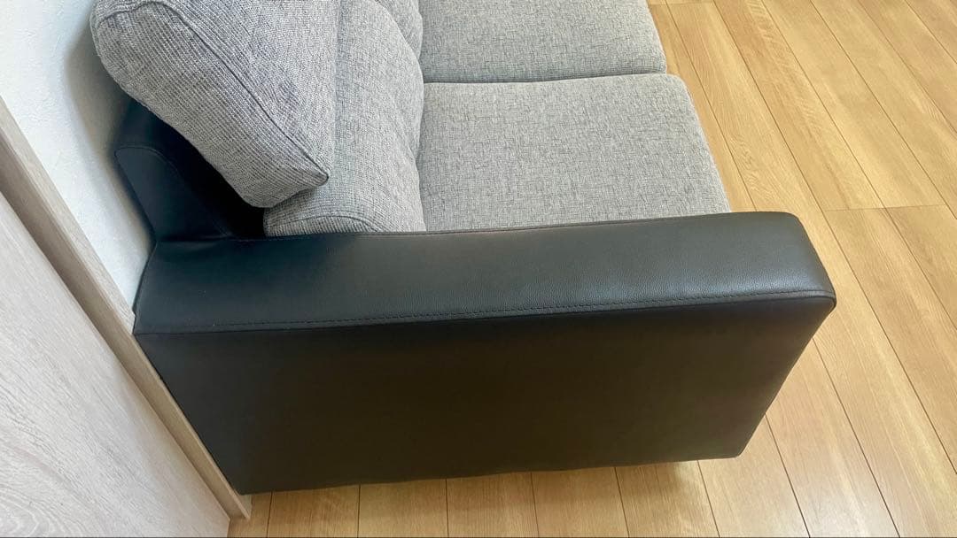 倉神まん【引取り優先】グレー×ブラックの3人掛けソファ＋オットマン