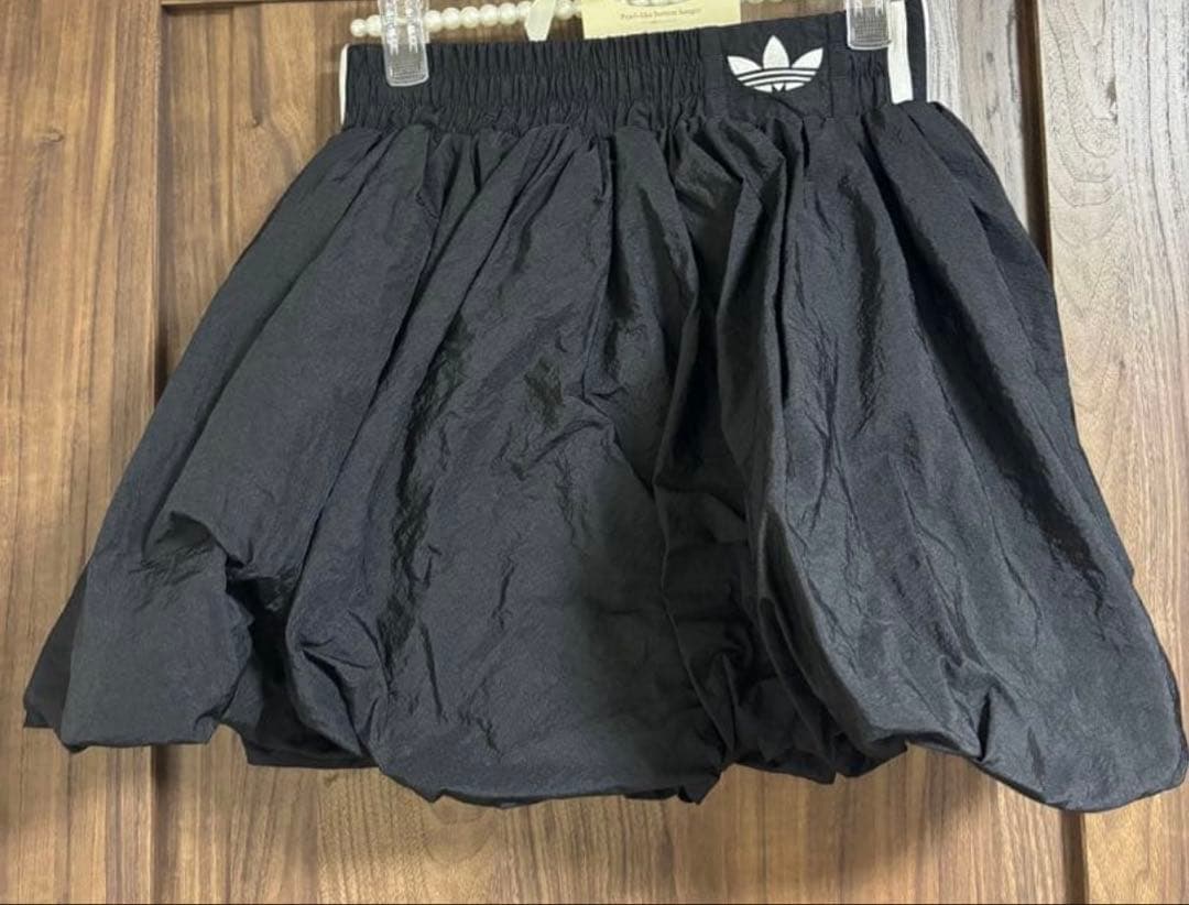 adidas ミニバルーンフレアスカート