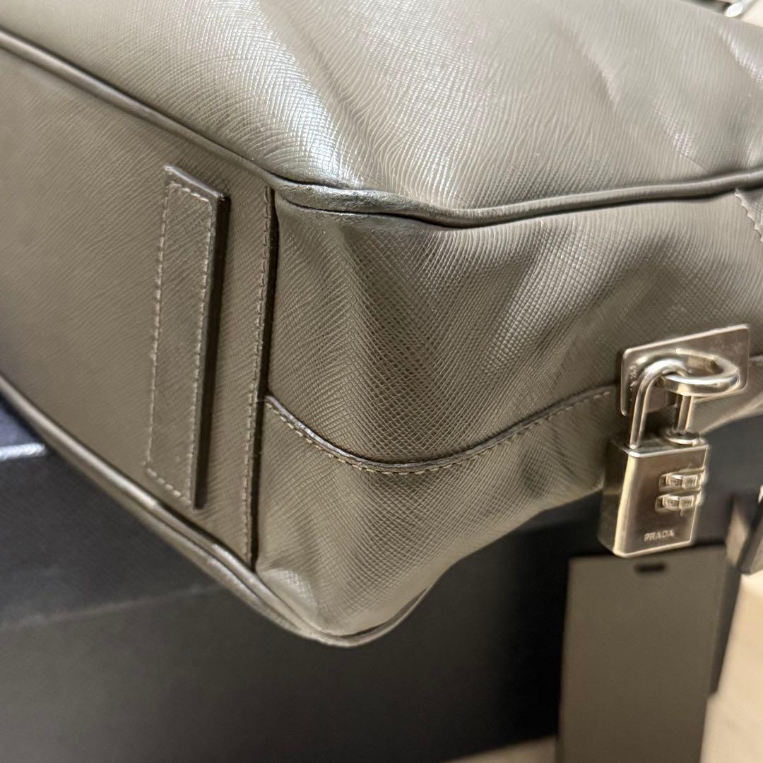 さ*た様 プラダ サフィアーノレザー 三角ロゴプレート ブリーフケース グレー