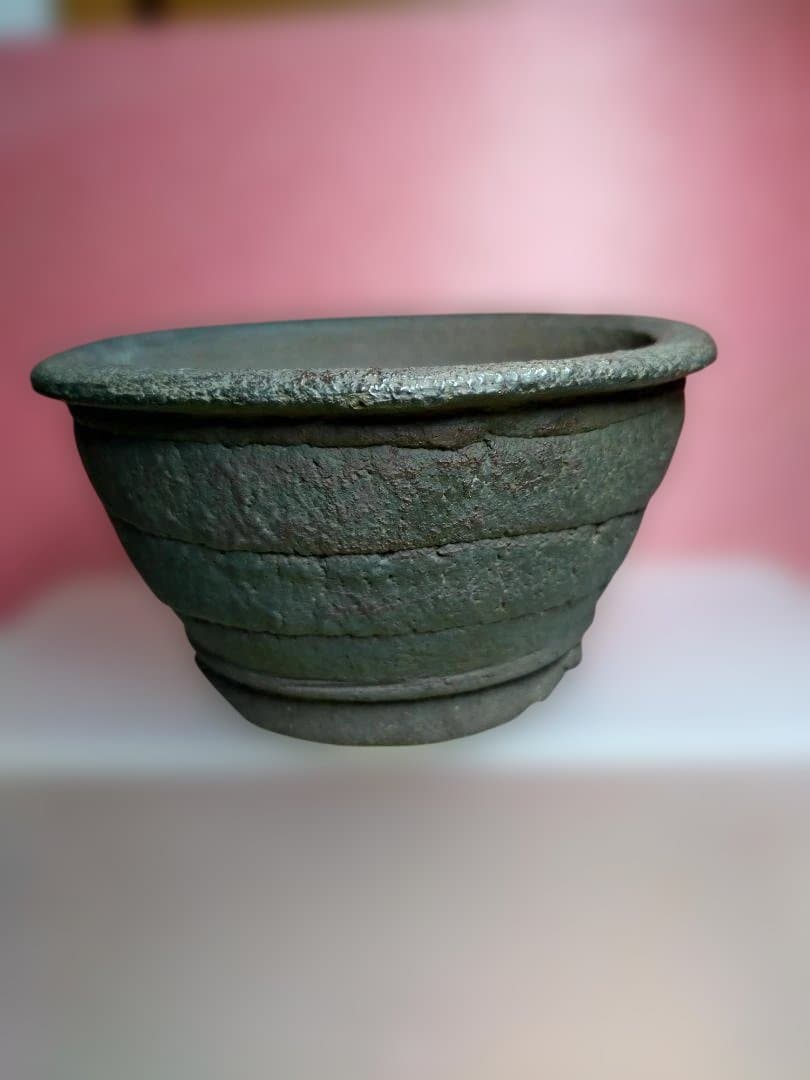 石製の丸型水鉢